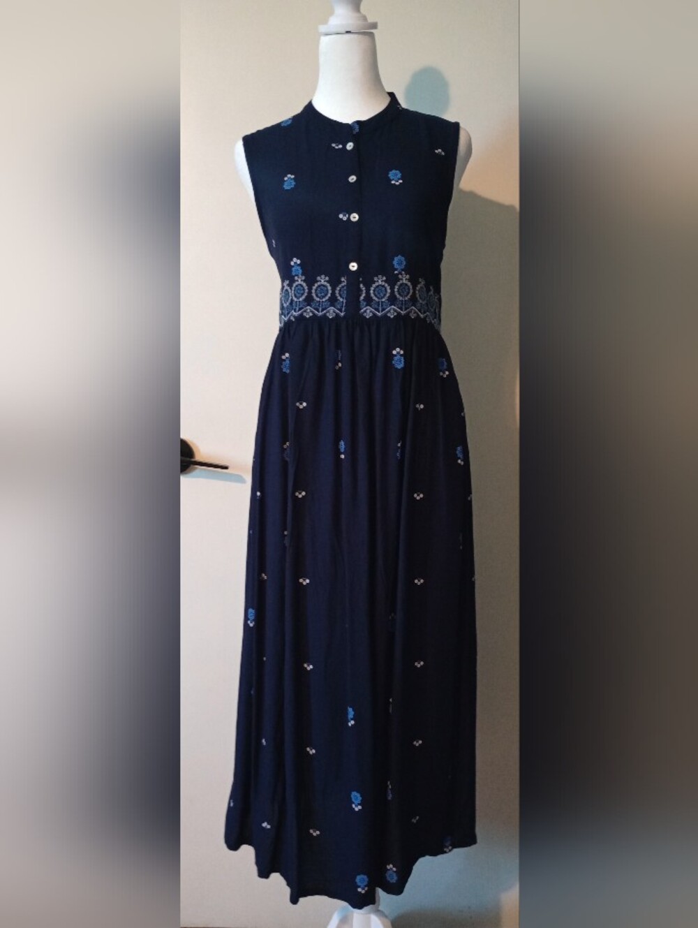 Sleeveless Navy Blue Midi Dress With Embroidered Floral Detailing Size Large